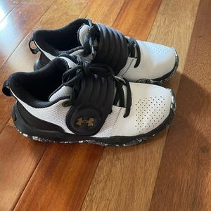 Girls Under Armour Basketball Shoes size 13